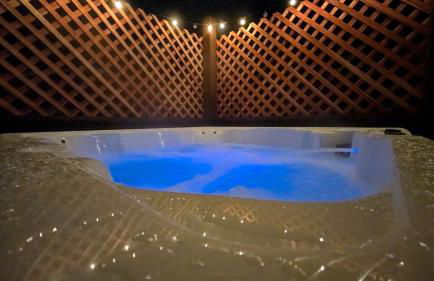 Sierra Cabin w NEW Hot Tub Walk to Town - Photo 12