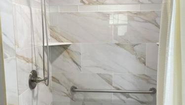 King Bed Suite, Fireside Hot Tub, Gameroom - Foto 5