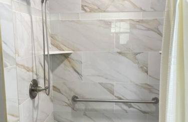 King Bed Suite, Fireside Hot Tub, Gameroom - Foto 5