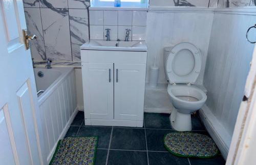 2 Bed House-Sleeps 4-Free Parking - Foto 9