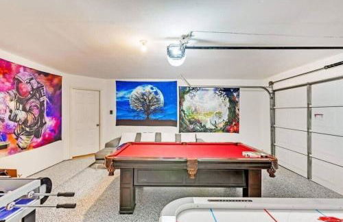 Deluxe Poolside Home, Modern 5BR with Gaming Room - Foto 34