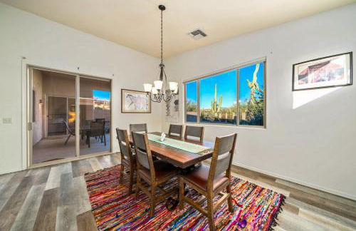 Remodeled modern beauty backs to open desert with mountain views & home theatre - Foto 8