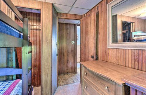 Hilton Lake Getaway w/ Over-the-Water Deck! - Foto 23