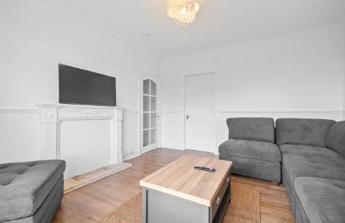 Whiteside 3 Bedroom Apartment - Bathgate - Photo 2