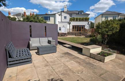 Cheltenham large house with gym, bar & hot tub - Photo 1