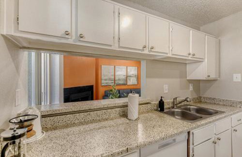 Serene King Suite Getaway - Sleeps 4 - Pool, Pkg - Foto 11