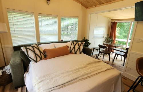 Mountain View Bungalow Near Breweries, Trails, Pool and Waterfalls - Foto 9