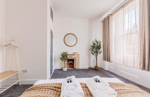 Immense Bright 5BR House near Kensington Olympia - Photo 9