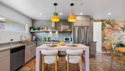 Whimsical Oasis Retreat by Rather Be Properties - Foto 4