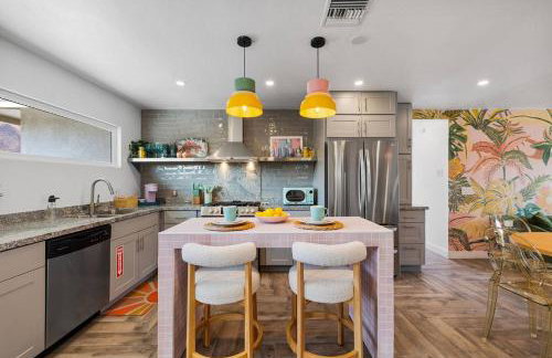 Whimsical Oasis Retreat by Rather Be Properties - Foto 4