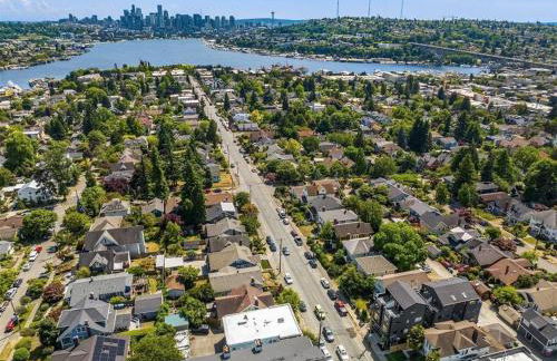 Seattle Charm, near university,3 BR,W&D, fast wifi - Photo 11