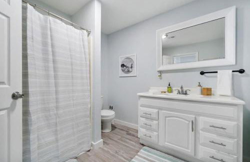 Cozy and charming getaway with deck, close to beach - Foto 17