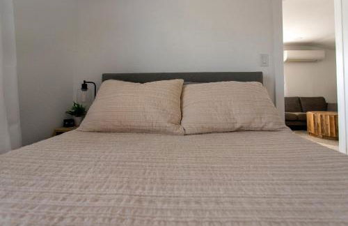 Cozy 2 Bedroom Home, Private Backyard with Hot Tub - Foto 14