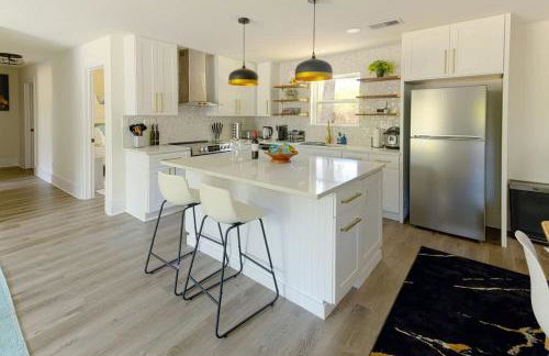 Manchaca Meadows Mini Villa Pool & Spa 20 min DT - Photo 4