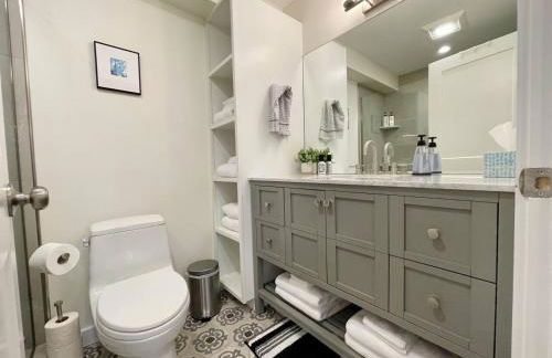 4 King Suites, Downtown, Outlets, Beach, Historic - Photo 23