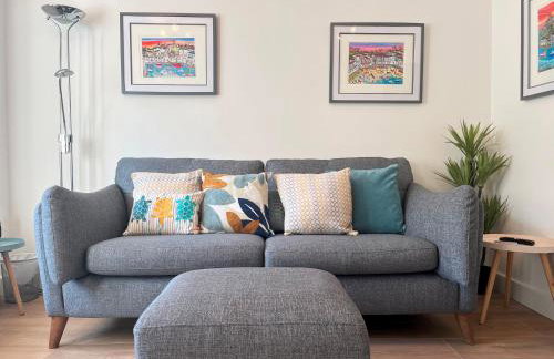 Beautiful 3 Bed Townhouse with Parking, close to Sea Front - Photo 3