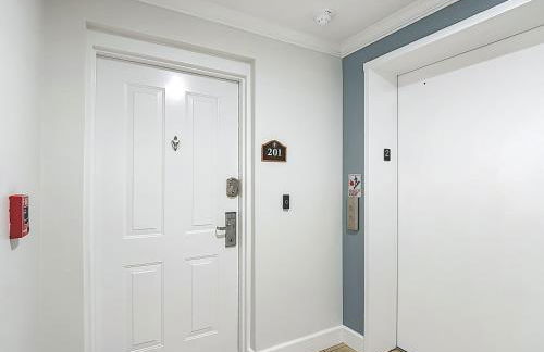 3-BR Condo with Dreamy Balcony Views, Walk to Pool - Foto 34