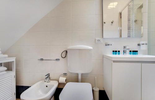 White Flowers with Canal View by Wonderful Italy - Foto 34