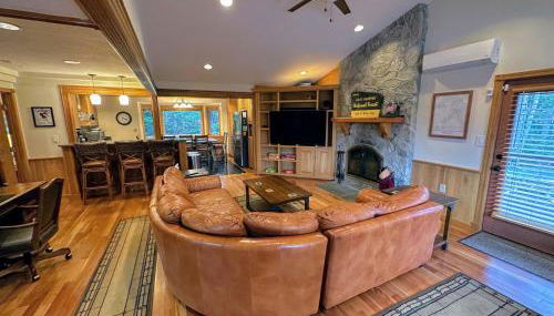 FC43 Renovated cozy spacious cottage with AC, air hockey, wifi close to ski trails! - Foto 4