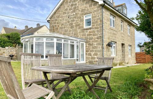 Lovely spacious flat with sea views, sunsets, garden and woodburner - Photo 2