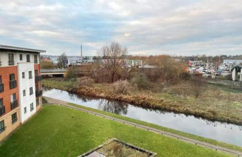 Stylish Canal Side Apartment - City Centre - Free Parking, Balcony, Smart TV, Fast Wifi by Yoko Property - Photo 19