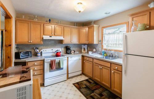 Lakefront with Lots of Light and Private Dock Access - Foto 39