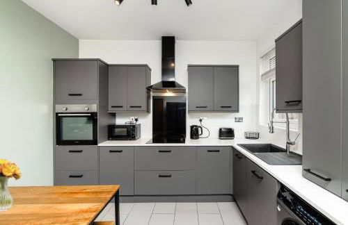 3 Bedroom House-Free Parking-by Holiday Homes - Foto 1