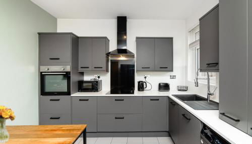 3 Bedroom House-Free Parking-by Holiday Homes - Foto 1