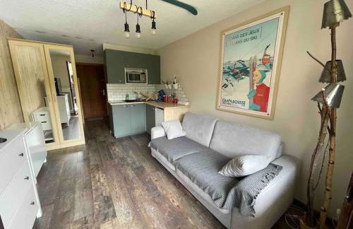 Studio refait à neuf avec balcon - Famille - Parking couvert - Foto 1