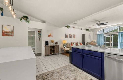 Modern Retreat Pool and Game Room - Foto 20