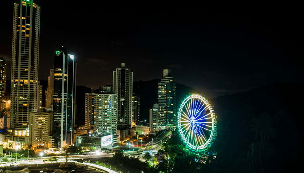 Roda-gigante de Balneário Camboriú iluminada