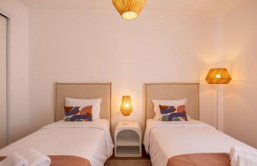 Luxuosa Villa com Piscina, Garagem e Vista Mar - Foto 14