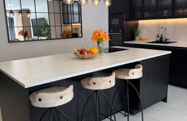 Modern Luxury Home with Spacious Garden close to Warner Bros Studio - Foto 3