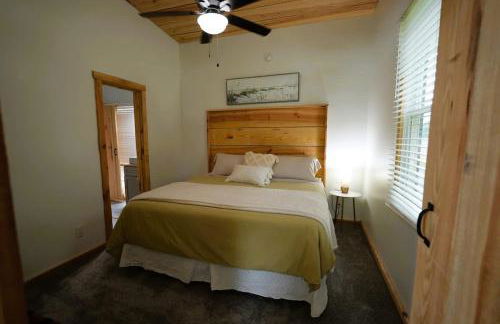 Luxe 2BR Cabin with Deck and Creek View - Working Farm - Foto 14