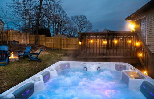 NEW! Updated Mystic Home w/ Sauna, Hot Tub & Deck - Foto 1