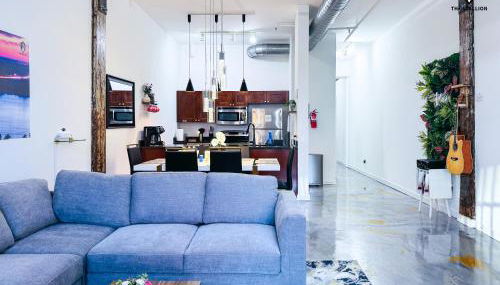 The Stallion #103 - Walk to Attractions - Modern 2BD Loft in Downtown with Patio - Foto 4