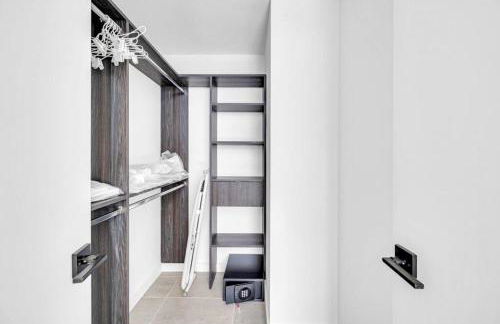 Modern 1 Bed Condo across from Bayside in Downtown - Foto 13