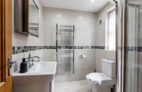 Albert Stays - 5 bed Sleeps 11 - Free Parking - Photo 24