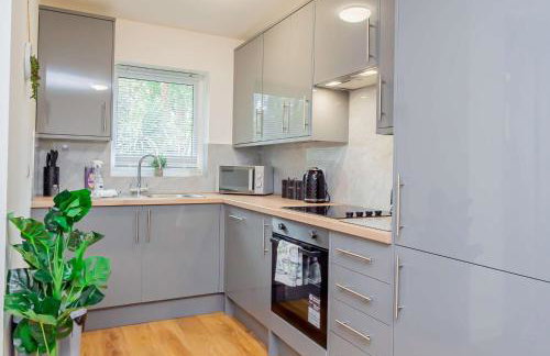 Spacious Home near Heathrow & Windsor with Parking - Photo 19