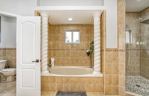 Luxury Tropical Living , 4BR w Backyard Pool Oasis - Foto 23