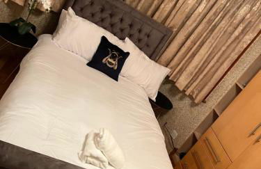 TJ Homes - One double bed room with garden view - Next to tube station - Foto 1