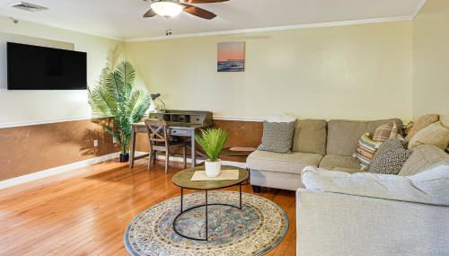 Walk to Waterfront Cozy Fall River Condo - Foto 4