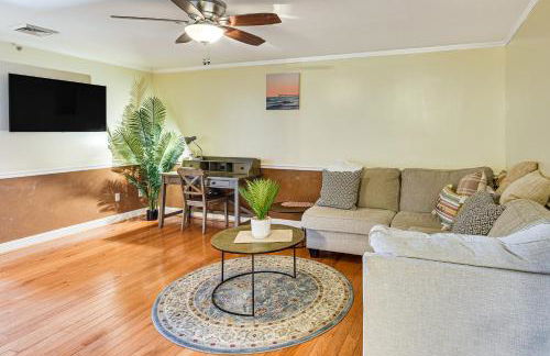 Walk to Waterfront Cozy Fall River Condo - Foto 4