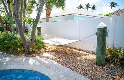 Charming Beach House w/Private Pool Paradise~WALK TO BEACH - Foto 26