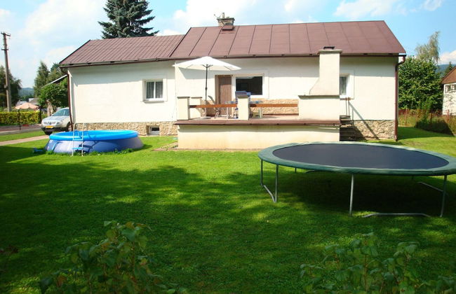 Serene Holiday Home in Mladé Buky with Private Pool and Trampoline - Foto 1