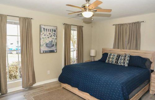 Classic Colonial Home near Main Street - Foto 28