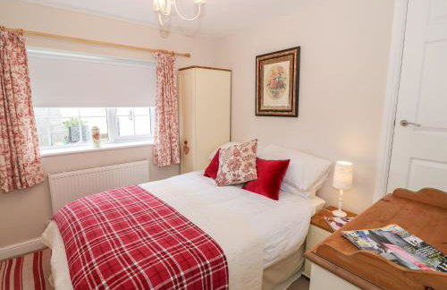 Ty Bach, 1 bedroom home with hot tub and views - Photo 12