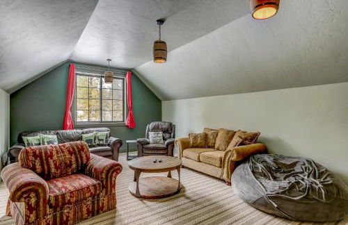 Camp 95 - Stunning Mountain Home - 4.5 Acres - Views - Hot Tub - Pet friendly - Private - Photo 29