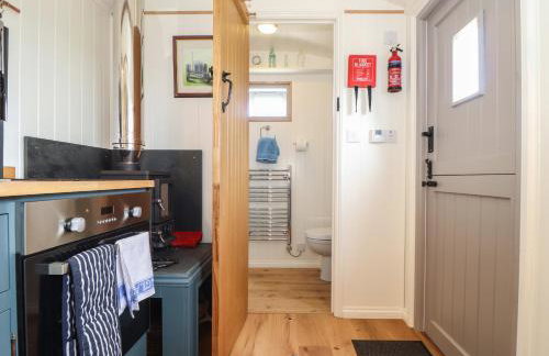 Bosulla Shepherds Hut - Photo 14