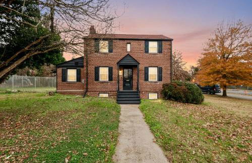 1 min to DC 8 beds sleeps 16 with yard and parking - Foto 21